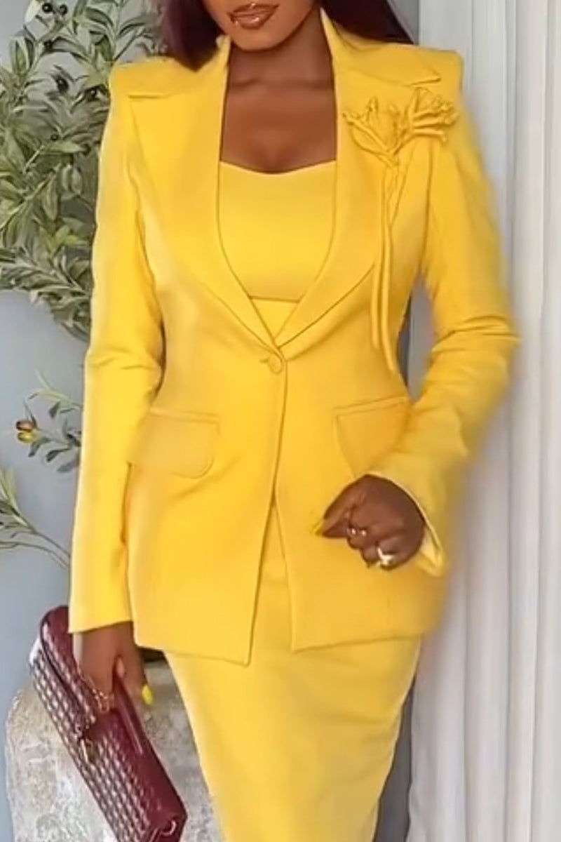 Robe moulante à fines bretelles ou veste à revers pour femme