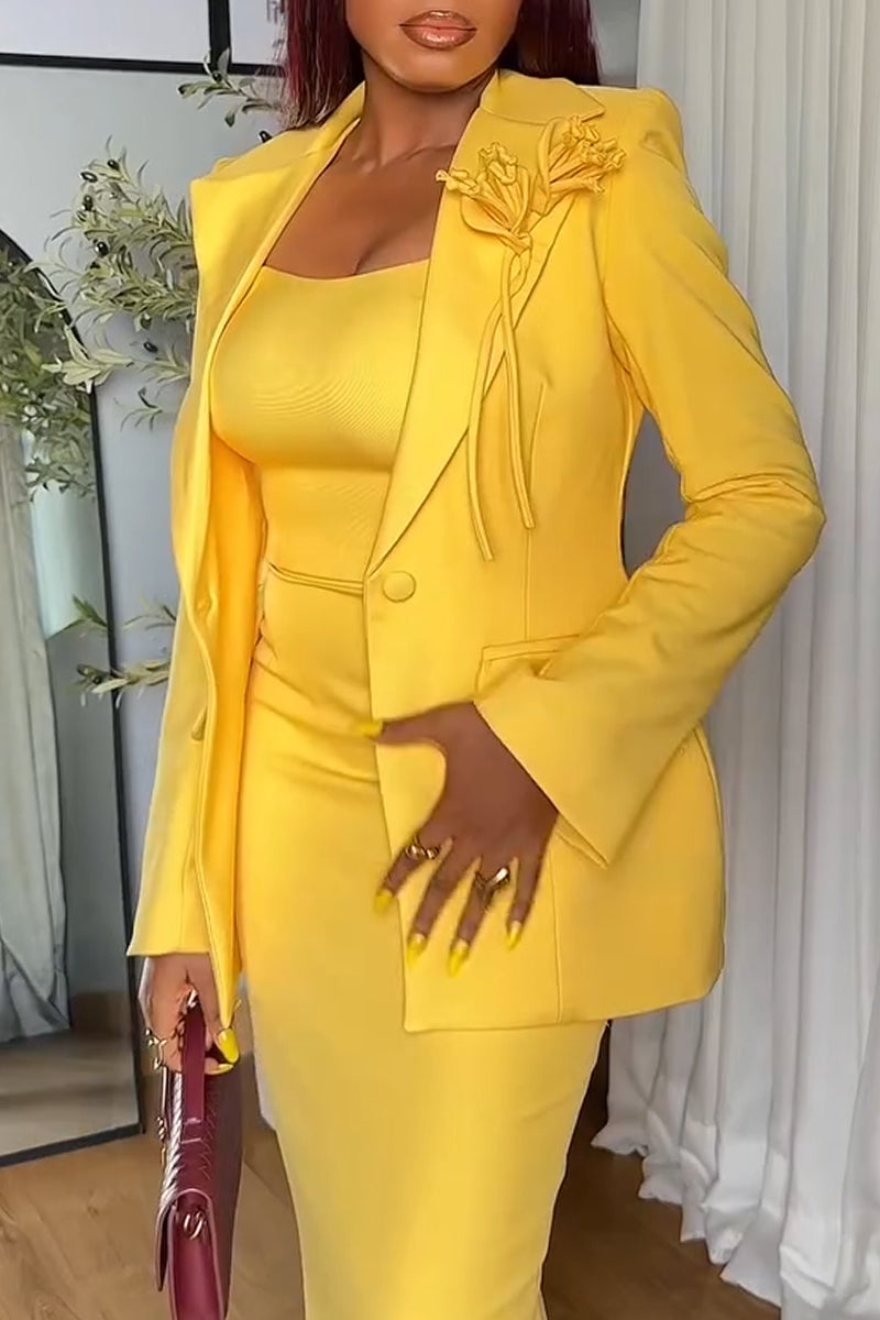 Robe moulante à fines bretelles ou veste à revers pour femme