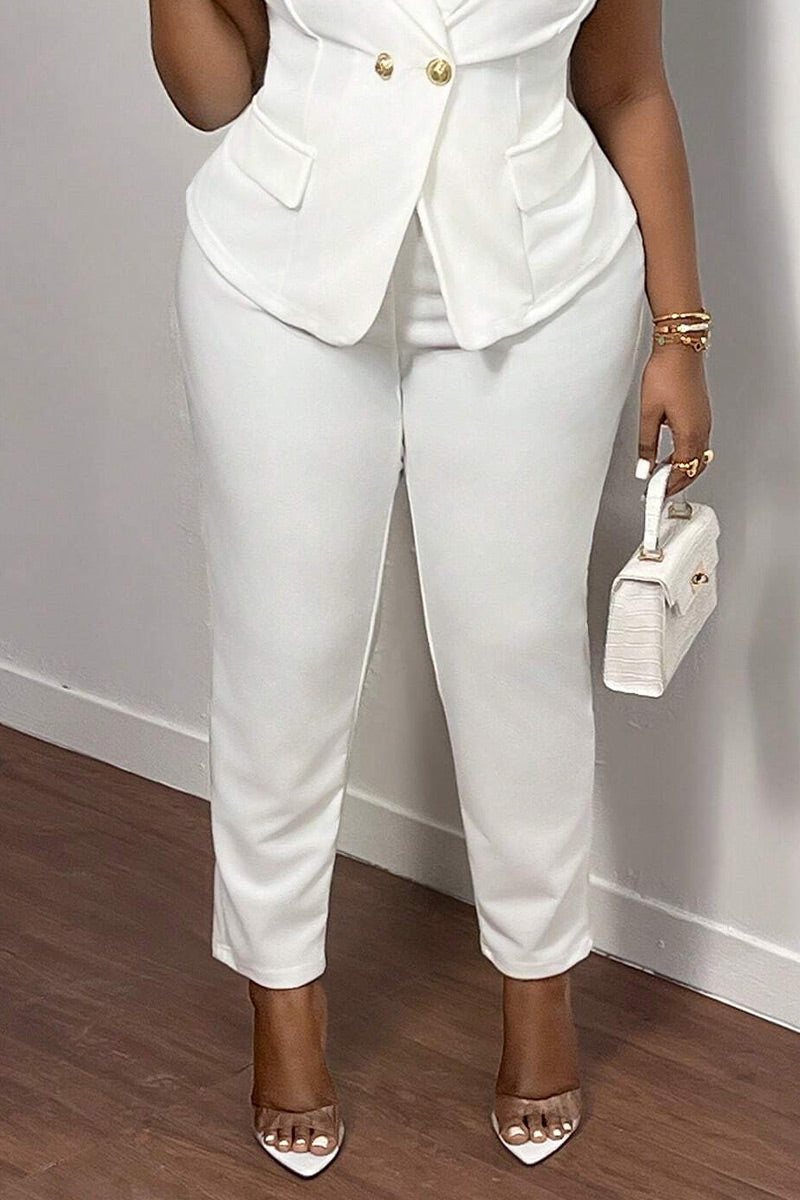 Gilet blazer blanc sans manches à revers et double boutonnage pour femme ou pantalon habillé blanc slim stretch à la cheville et taille haute
