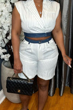Blazer sans manches court croisé à fines rayures blanches et revers pour femme OU short bermuda plissé rayé taille haute avec ceinture en jean