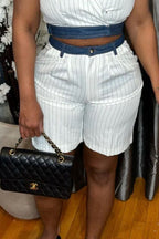 Blazer sans manches court croisé à fines rayures blanches et revers pour femme OU short bermuda plissé rayé taille haute avec ceinture en jean