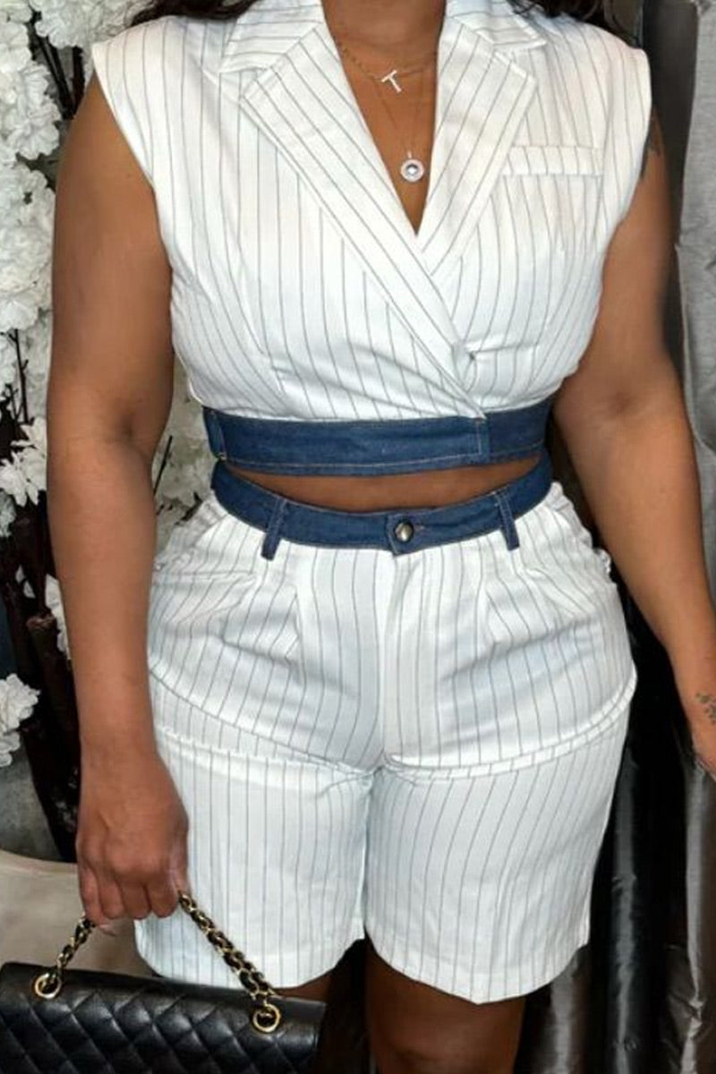 Blazer sans manches court croisé à fines rayures blanches et revers pour femme OU short bermuda plissé rayé taille haute avec ceinture en jean