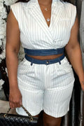 Blazer sans manches court croisé à fines rayures blanches et revers pour femme OU short bermuda plissé rayé taille haute avec ceinture en jean