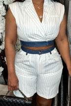 Blazer sans manches court croisé à fines rayures blanches et revers pour femme OU short bermuda plissé rayé taille haute avec ceinture en jean