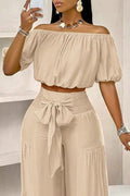 Chemisier court ample élastique à épaules dénudées et manches bouffantes ou pantalon large fluide étagé à taille haute smockée et noué sur le devant