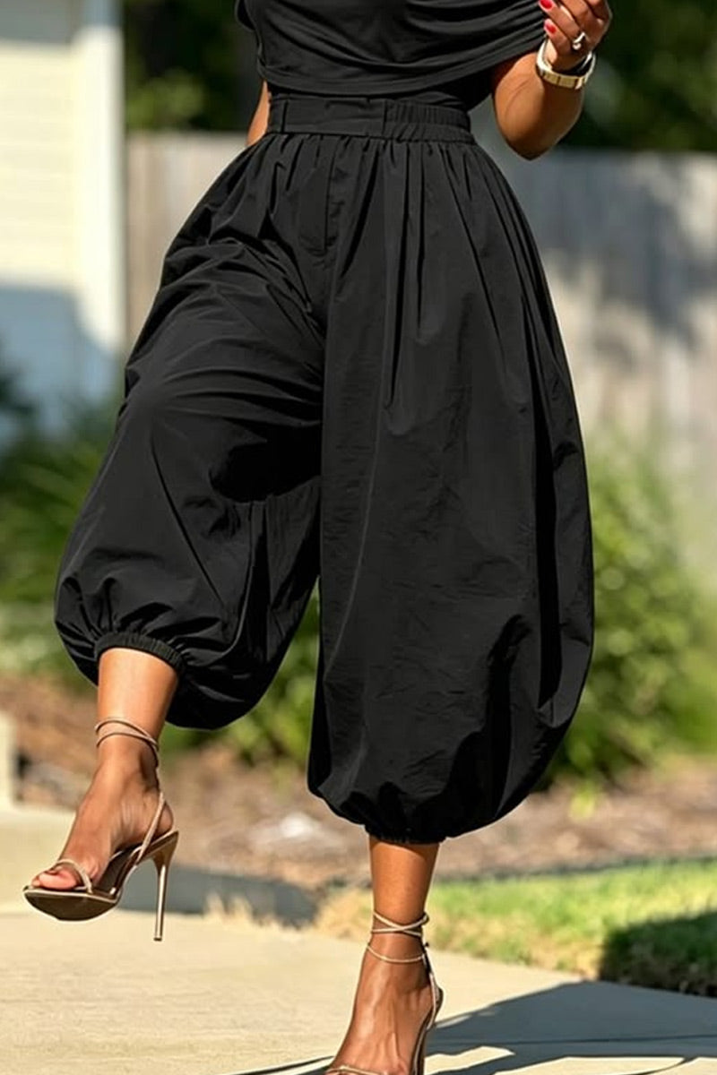 Haut court moulant à col rond et manches courtes drapées froncées sur un côté ou Pantalon capri bouffant taille haute smockée élastique