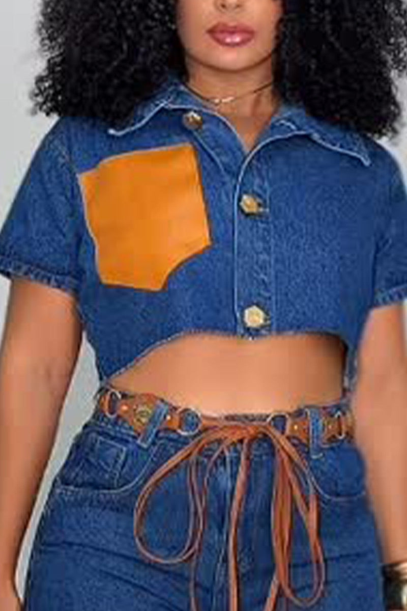 Chemise courte en jean avec col à revers, manches courtes, poche contrastante en similicuir orange et ourlet brut, ou short en jean taille haute à ourlet brut avec ceinture à pampilles métalliques vintage