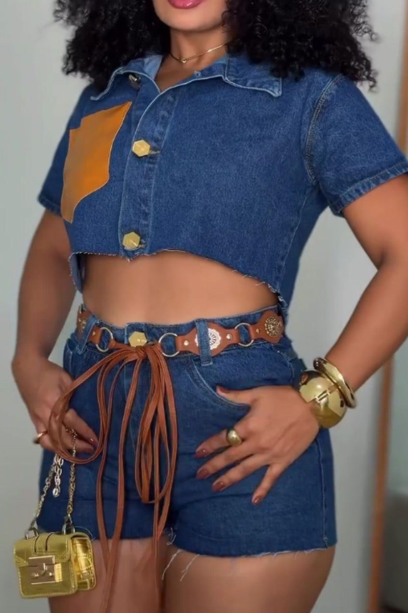Chemise courte en jean avec col à revers, manches courtes, poche contrastante en similicuir orange et ourlet brut, ou short en jean taille haute à ourlet brut avec ceinture à pampilles métalliques vintage
