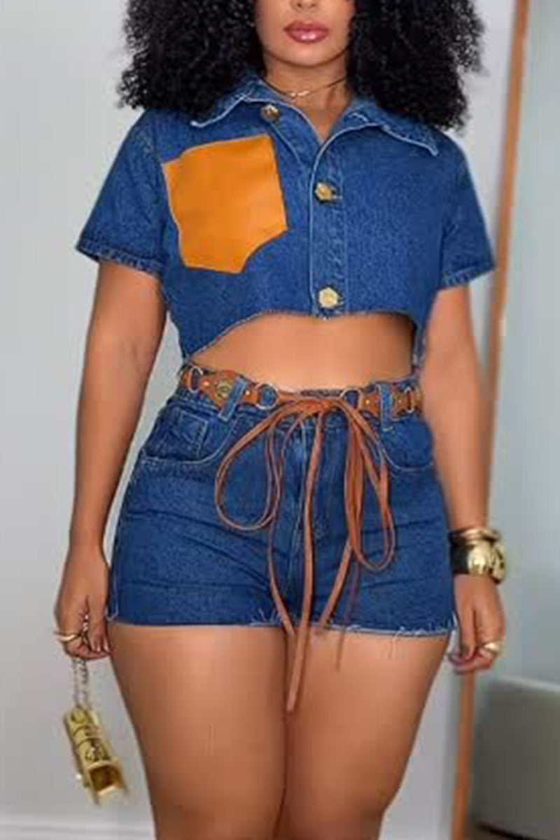 Chemise courte en jean avec col à revers, manches courtes, poche contrastante en similicuir orange et ourlet brut, ou short en jean taille haute à ourlet brut avec ceinture à pampilles métalliques vintage