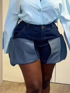 Short en jean foncé à poches à rabat superposées et coupe ample pour femme