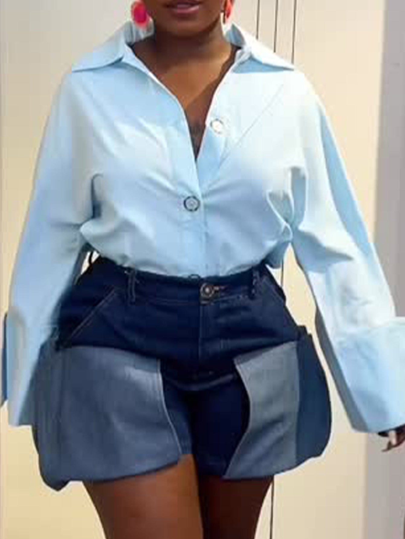 Short en jean foncé à poches à rabat superposées et coupe ample pour femme