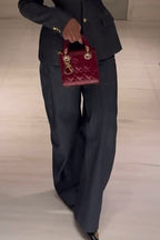 Veste de tailleur en jean structurée aux épaules et cintrée à la taille pour femme OU Pantalon large en jean foncé pour le bureau ou décontracté