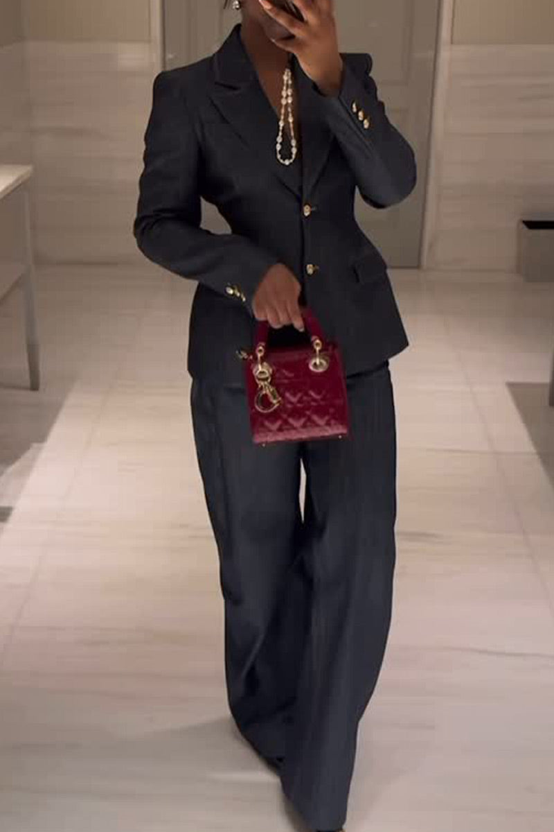 Veste de tailleur en jean structurée aux épaules et cintrée à la taille pour femme OU Pantalon large en jean foncé pour le bureau ou décontracté