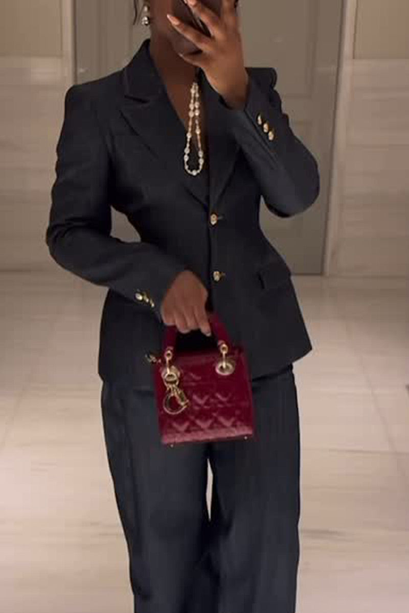 Veste de tailleur en jean structurée aux épaules et cintrée à la taille pour femme OU Pantalon large en jean foncé pour le bureau ou décontracté