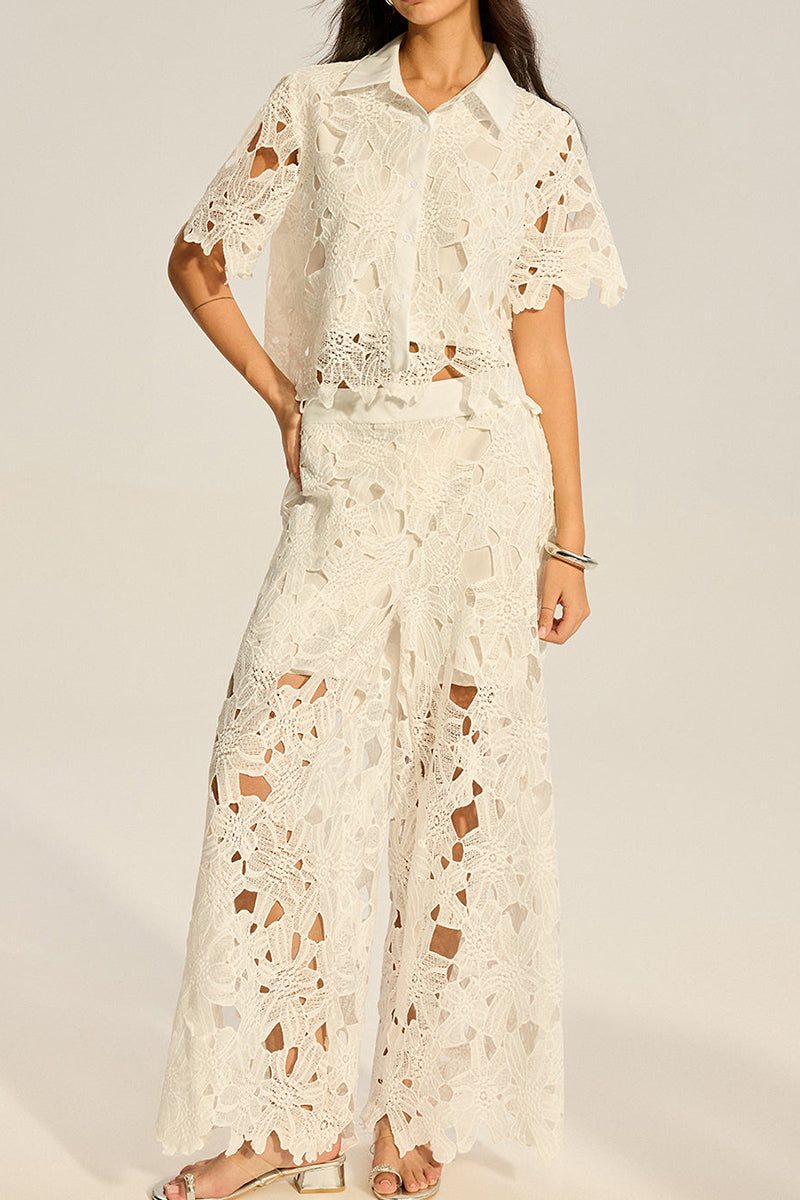 Haut de vacances femme à col évidé et manches courtes ou pantalon texturé large évidé