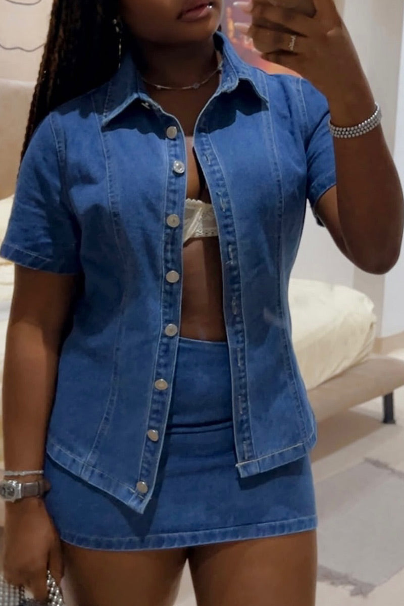 Chemise boutonnée en jean à col pointu et manches courtes coupe slim pour femme OU Mini-jupe moulante en jean extensible à taille haute
