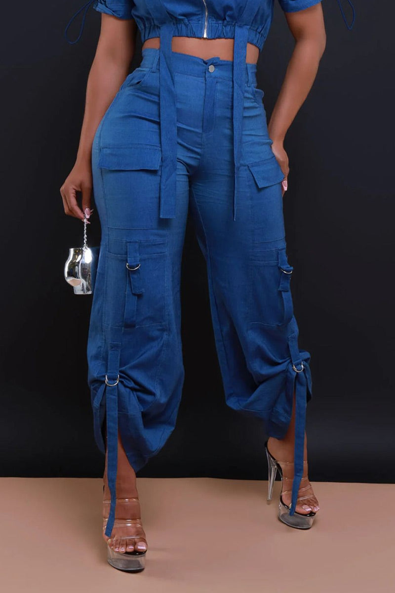 Haut court froncé à col montant et manches courtes, avec fermeture éclair sur le devant et cordon de serrage, ou pantalon cargo taille haute multi-poches avec liens réglables.