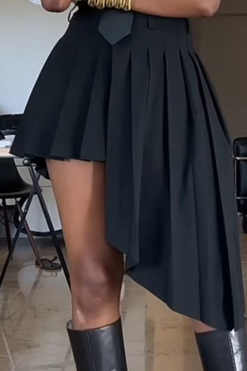 Jupe asymétrique plissée trapèze bicolore pour femme OU Chemise blanche à revers boutonnée avec cravate noire assortie