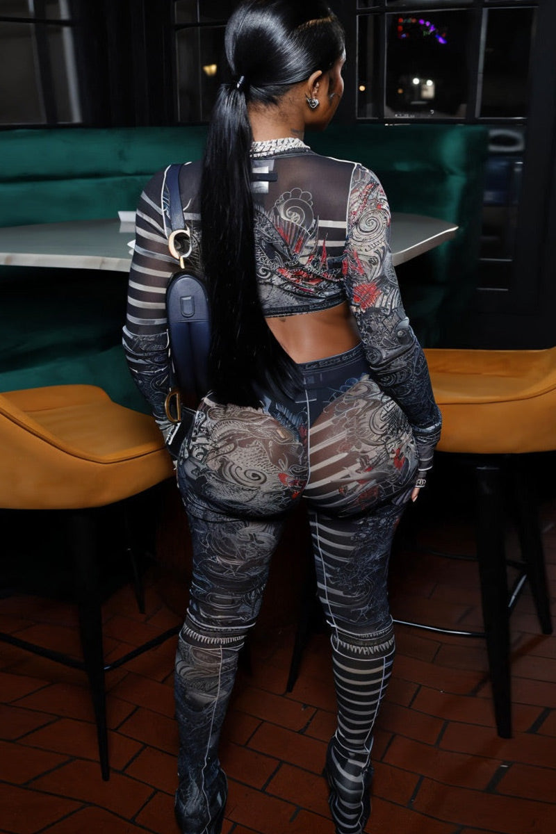 Haut court semi-transparent à imprimé dragon en maille, col en V, manches longues avec nœud sur le devant, ou pantalon évasé taille haute en maille transparente à imprimé dragon.