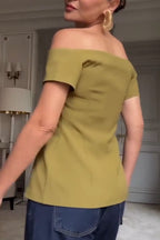 Haut élégant et décontracté pour femme, couleur unie, coupe asymétrique à une épaule, boutonnage simple.