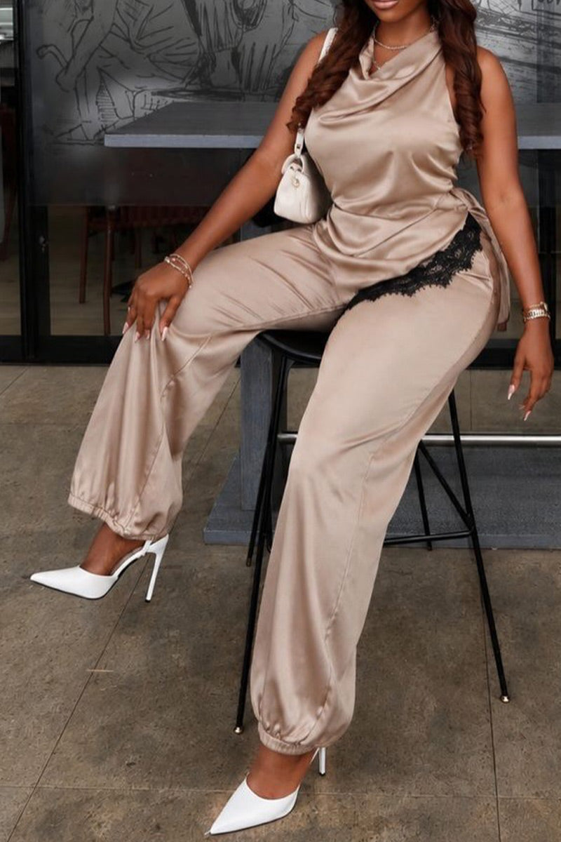 Haut asymétrique en satin brillant, coupe décontractée, avec encolure bénitier, licol et sans manches, ou pantalon large taille haute en satin brillant, coupe ample, avec revers aux chevilles