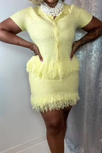 Haut de ville à manches courtes pour femme avec empiècements à bords francs OU mini-jupe moulante à taille basse pour femme avec ourlet brut