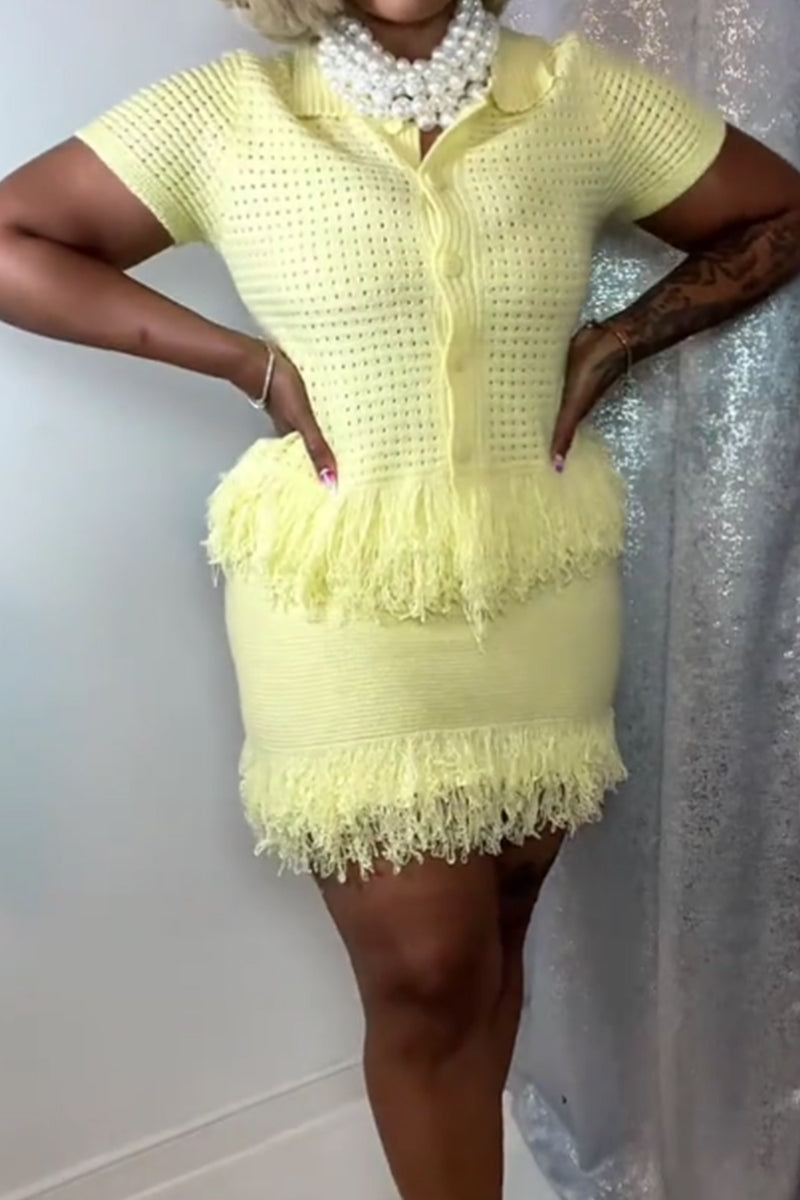 Haut de ville à manches courtes pour femme avec empiècements à bords francs OU mini-jupe moulante à taille basse pour femme avec ourlet brut