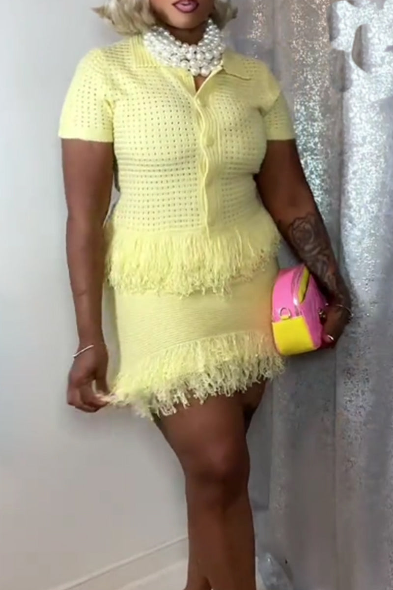 Haut de ville à manches courtes pour femme avec empiècements à bords francs OU mini-jupe moulante à taille basse pour femme avec ourlet brut