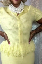 Haut de ville à manches courtes pour femme avec empiècements à bords francs OU mini-jupe moulante à taille basse pour femme avec ourlet brut
