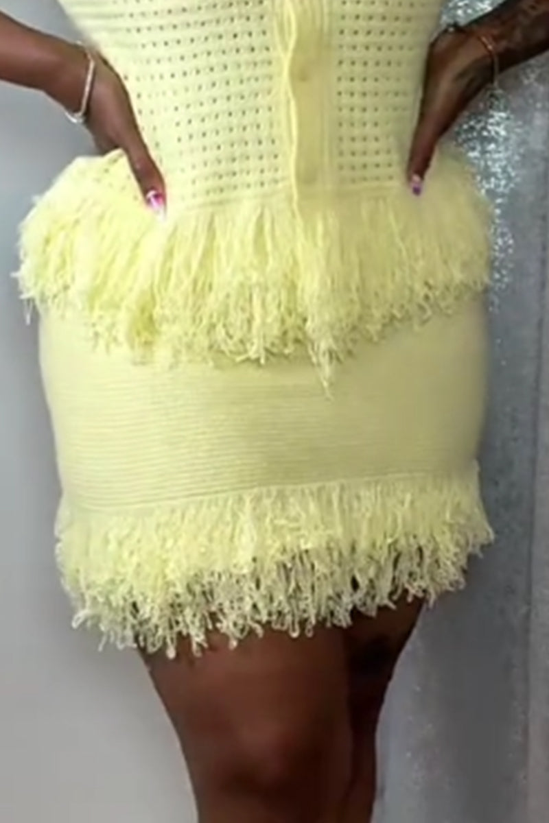 Haut de ville à manches courtes pour femme avec empiècements à bords francs OU mini-jupe moulante à taille basse pour femme avec ourlet brut