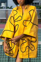 Veste Kimono Oversize Femme en Satin à Larges Poignets et Passepoil Noir à Motif Abstrait