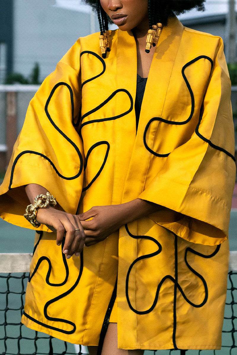 Veste Kimono Oversize Femme en Satin à Larges Poignets et Passepoil Noir à Motif Abstrait