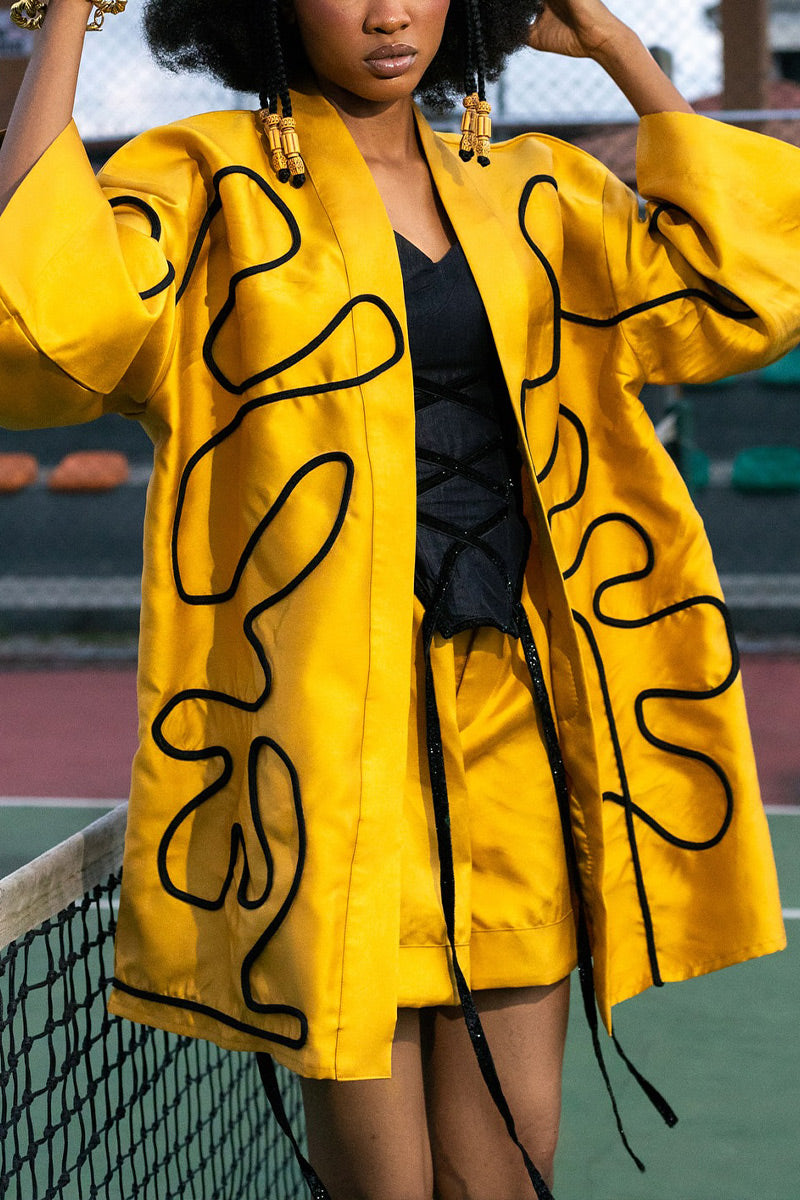 Veste Kimono Oversize Femme en Satin à Larges Poignets et Passepoil Noir à Motif Abstrait