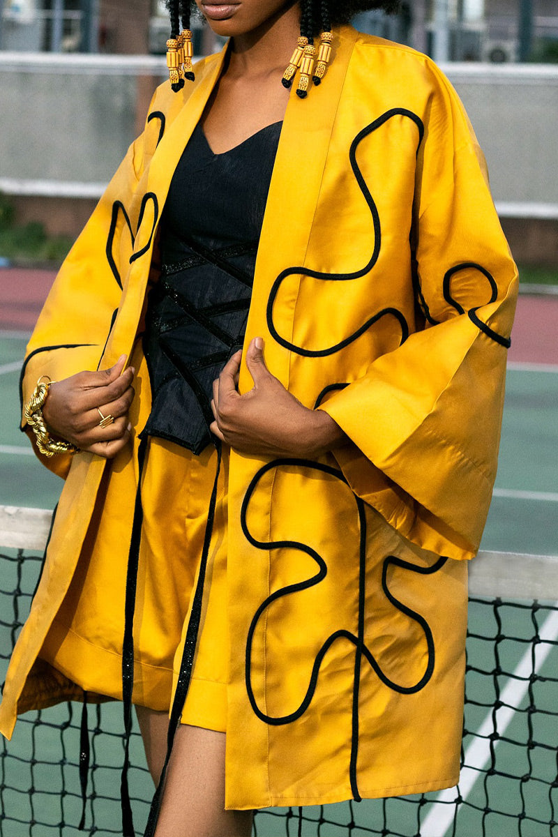 Veste Kimono Oversize Femme en Satin à Larges Poignets et Passepoil Noir à Motif Abstrait