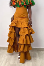 Haut court cami à taille froncée et bretelles spaghetti, à épaules dénudées, manches bulles et volants, ou pantalon fluide large à taille haute, volants multiples à l'avant et fente haute
