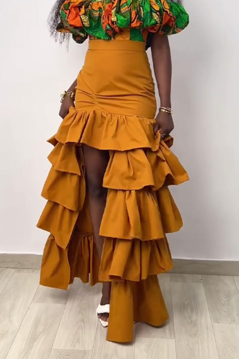 Haut court cami à taille froncée et bretelles spaghetti, à épaules dénudées, manches bulles et volants, ou pantalon fluide large à taille haute, volants multiples à l'avant et fente haute