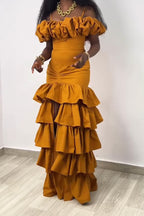Haut court cami à taille froncée et bretelles spaghetti, à épaules dénudées, manches bulles et volants, ou pantalon fluide large à taille haute, volants multiples à l'avant et fente haute