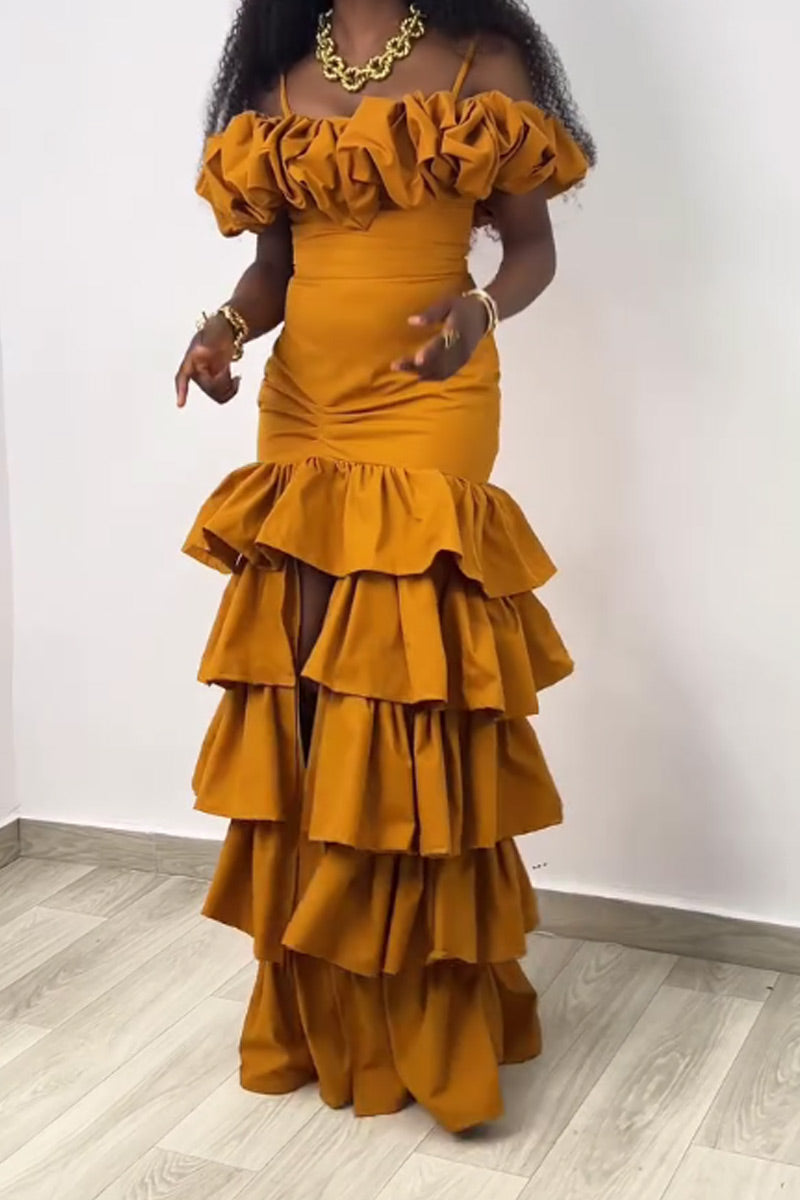 Haut court cami à taille froncée et bretelles spaghetti, à épaules dénudées, manches bulles et volants, ou pantalon fluide large à taille haute, volants multiples à l'avant et fente haute