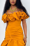 Haut court cami à taille froncée et bretelles spaghetti, à épaules dénudées, manches bulles et volants, ou pantalon fluide large à taille haute, volants multiples à l'avant et fente haute