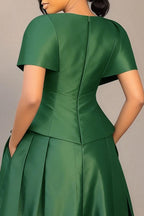 Top court en satin brillant pour femme avec col cape, taille froncée et basque, ou jupe midi en satin taille haute volumineuse plissée avec poches latérales cachées.