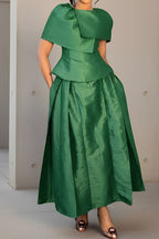 Top court en satin brillant pour femme avec col cape, taille froncée et basque, ou jupe midi en satin taille haute volumineuse plissée avec poches latérales cachées.
