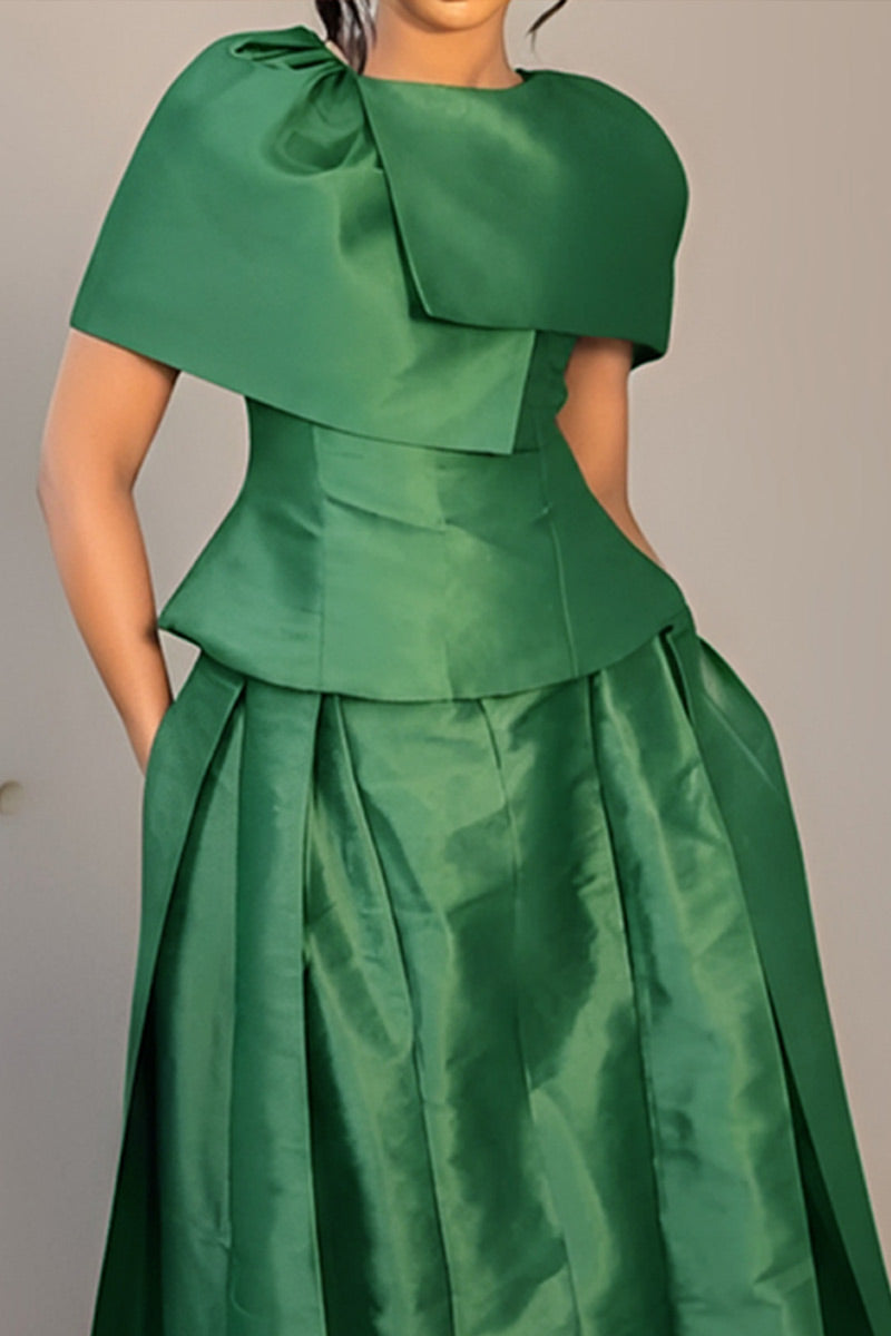 Top court en satin brillant pour femme avec col cape, taille froncée et basque, ou jupe midi en satin taille haute volumineuse plissée avec poches latérales cachées.