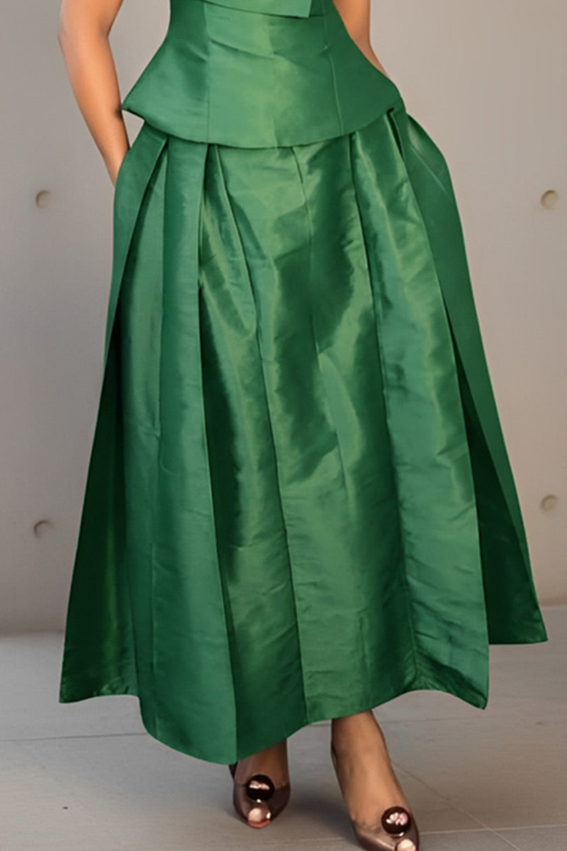 Top court en satin brillant pour femme avec col cape, taille froncée et basque, ou jupe midi en satin taille haute volumineuse plissée avec poches latérales cachées.