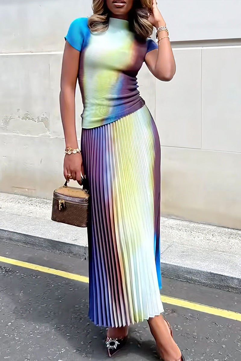 Haut court moulant à col montant et manches courtes, avec motif tie-dye aquarelle, ou jupe midi fluide plissée accordéon taille haute à imprimé dégradé.