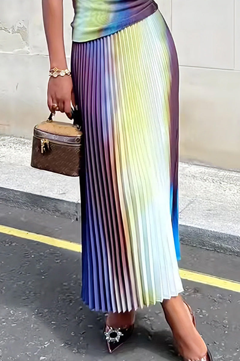 Haut court moulant à col montant et manches courtes, avec motif tie-dye aquarelle, ou jupe midi fluide plissée accordéon taille haute à imprimé dégradé.