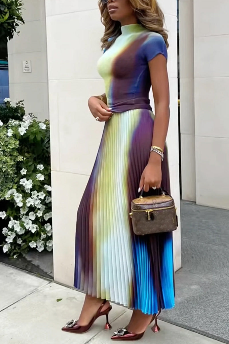 Haut court moulant à col montant et manches courtes, avec motif tie-dye aquarelle, ou jupe midi fluide plissée accordéon taille haute à imprimé dégradé.