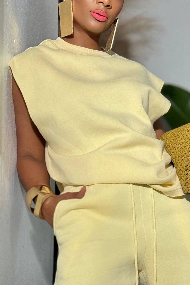 Haut molletonné ample sans manches épaules tombantes jaune clair pour femme OU Short de survêtement taille haute élastique avec cordon de serrage et poches, longueur genou, jaune clair
