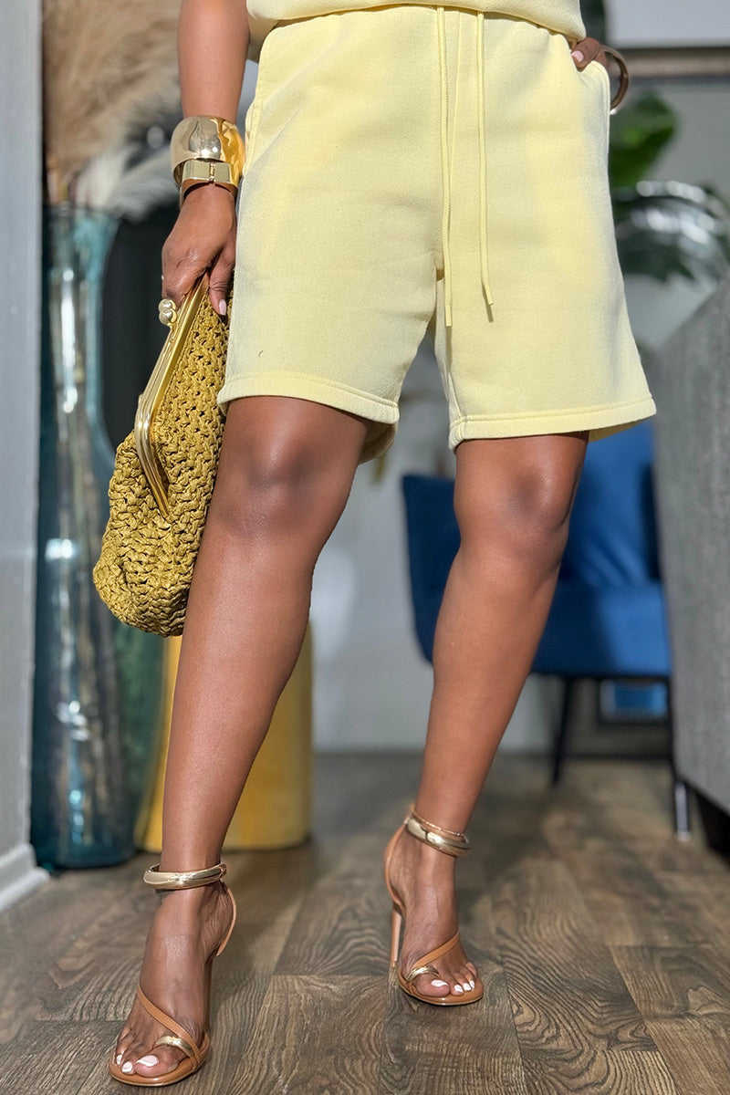 Haut molletonné ample sans manches épaules tombantes jaune clair pour femme OU Short de survêtement taille haute élastique avec cordon de serrage et poches, longueur genou, jaune clair