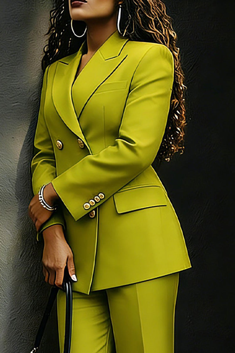 Blazer femme en sergé structuré vert olive, à double boutonnage et poches, ou short de costume femme en sergé vert olive, taille haute, coupe droite, longueur genou