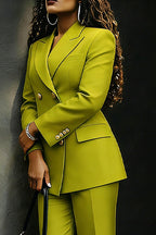 Blazer femme en sergé structuré vert olive, à double boutonnage et poches, ou short de costume femme en sergé vert olive, taille haute, coupe droite, longueur genou